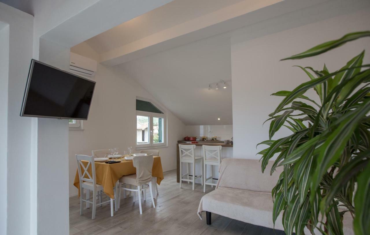 Relaxing Whole Top Floor Apartment By The Sea Žaborić Zewnętrze zdjęcie